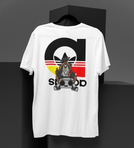 Tricou alb pe umeraș, cu un design grafic pe spate ce include un personaj urban așezat pe o boxă portabilă, încadrat de un logo reinterpretat cu linii galben-roșii și text.