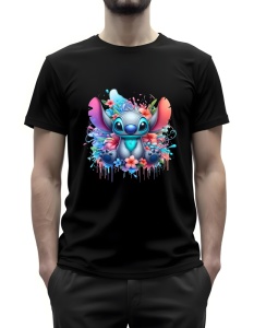 Tricou negru cu un design colorat ce înfățișează un personaj animat albastru(Stitch) într-o postură simpatică, înconjurat de flori tropicale și stropi de culoare. Fundalul vibrant adaugă un aspect jucăuș și plin de viață, evocând o atmosferă tropicală și 