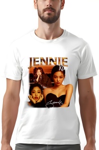 Tricou alb cu design grafic ce include imagini ale unei artiste și textele 'JENNIE' și 'Kim' scrise deasupra și dedesubt.