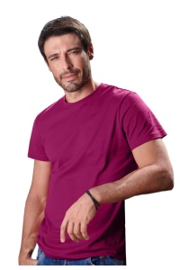Tricou barbat Simplu basic rosu fucsie purtat de un bărbat frumos si tanar