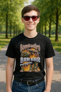 Tricou Barbat Tralalero Tralala cu personajul Bombadiro VS Brr Patapim Funny Italian Brainrot Meme Graphic - Img 2