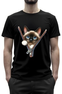Bărbat purtând un tricou negru cu un design 3D realist înfățișând un pisoi siamez drăgălaș, cu ochi albaștri mari, care pare să iasă dintr-un fermoar deschis imprimat pe partea frontală a tricoului.