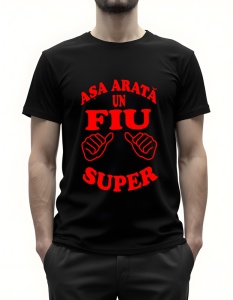 Bărbat purtând un tricou negru cu textul ‘Așa arată un fiu super’ scris în roșu, însoțit de grafică cu mâini ridicând degetele mari.
