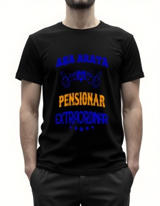 Bărbat purtând un tricou negru cu textul ‘Așa arată un pensionar extraordinar’ în albastru și portocaliu, cu grafică de două mâini cu degetele mari ridicate și stele decorative.
