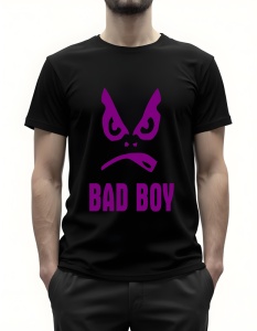 Bărbat purtând un tricou negru cu o față stilizată exprimând furie și textul ‘Bad Boy’ în violet.