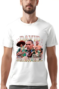 Tricou alb cu un colaj de imagini ale boxerului David Benavidez în diverse ipostaze, inclusiv purtând centura de campion și un sombrero tradițional. Numele 'David Benavidez' este scris deasupra și dedesubt în culori aurii, celebrând cariera de succes a ac