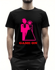 Bărbat purtând un tricou negru cu ilustrație roz a unui cuplu stilizat de miri și textul ‘Game On’ în roșu sub imagine.