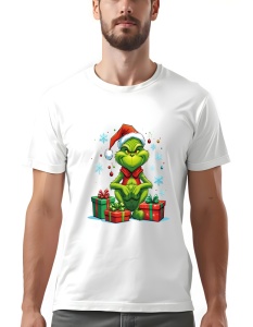 Tricou alb cu un design de Crăciun, înfățișând un personaj verde cunoscut(Grinch), purtând o căciulă de Moș Crăciun și o eșarfă roșie. Personajul stă înconjurat de cadouri și fulgi de zăpadă, având o expresie vicleană. Ornamentele de Crăciun și culorile v
