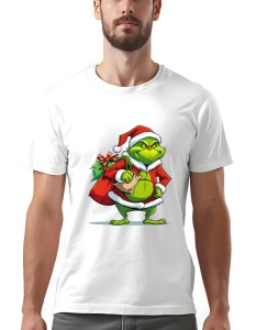 Bărbat purtând un tricou alb cu un imprimeu de Crăciun, reprezentându-l pe Grinch îmbrăcat în costumul lui Moș Crăciun, cu un sac roșu de cadouri și o expresie obraznică, ținând o pungă maro în mână.