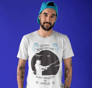 Imagine cu un bărbat purtând un tricou alb pe care este imprimat un design cu mesajul 'Cei mai buni pescari sunt născuți în aprilie', cu o siluetă de pescar și ilustrații de pești.