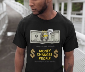 Bărbat purtând un tricou negru cu un design care arată o bancnotă de 100 de dolari, o coroană și ochelari pe chipul de pe bancnotă, și mesajul 'Cash is king'. Textul de pe tricou include frazele 'Money Changes People' și 'lack of money is the root of all 