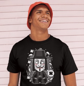 Un bărbat zâmbitor purtând o pălărie roșie și un tricou negru cu un design stilizat ce înfățișează o mască inspirată de Guy Fawkes într-un stil de desen animat, pozând în fața unui perete roz pal.