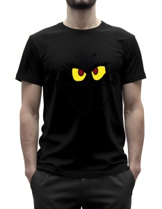 Bărbat purtând un tricou negru cu un imprimeu simplu și stilizat, ce ilustrează fața expresivă a personajului Grinch, cu ochi galbeni și un zâmbet șiret.