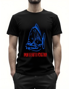 Bărbat purtând un tricou negru cu ilustrație albastră a unui pește și textul ‘Imun la bafta voastră!’ în roșu.