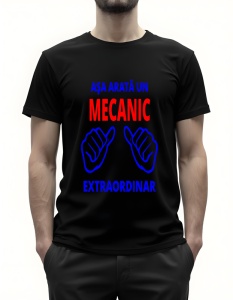Bărbat purtând un tricou negru cu mesaj în română: ‘Așa arată un mecanic extraordinar’ în roșu și albastru, cu grafică de două mâini cu degetele mari ridicate.
