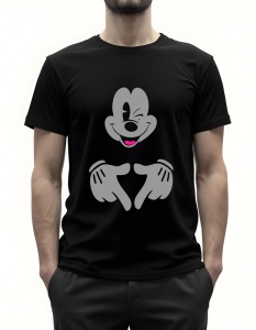 Bărbat purtând un tricou negru cu o ilustrație stilizată a unui personaj animat, care zâmbește și arată cu mâinile în jos, în gri și roz.