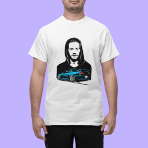 Bărbat purtând un tricou alb cu un design grafic care prezintă un portret stilizat al unui bărbat cu glugă(Paul Walker) și o mașină sport turcoaz.