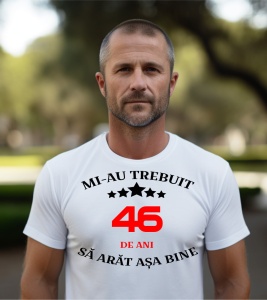 Un bărbat purtând un tricou alb cu mesajul: „Mi-au trebuit 46 de ani să arăt așa bine”
