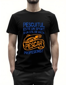 Bărbat purtând un tricou negru cu text în limba română „Pescuitul este un sport și un stil de viață. Pescar profesionist” și imaginea unei pești în portocaliu.
