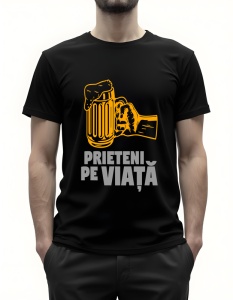 Bărbat purtând un tricou negru ce aduce un omagiu prieteniei și distracției, având inscripția "PRIETENI PE VIAȚĂ", însoțită de imaginea unei halbe de bere. Designul este simplu, dar expresiv, fiind perfect pentru întâlniri cu prietenii, petreceri sau sera