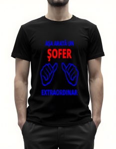 Bărbat purtând un tricou negru ce prezintă un mesaj jucăuș și plin de umor: "Așa arată un șofer extraordinar". Designul include ilustrarea a două degete mari, sugerând ideea de a oferi un feedback pozitiv sau de a fi mândru de abilitățile de conducere.
