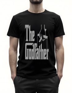 Bărbat purtând un tricou negru cu inscripția „The Godfather” este o alegere fantastică pentru fanii acestui film iconic. Designul minimalist, cu o grafică simplă care include mâini și marionete, aduce un omagiu elegant acestei capodopere cinematografice.