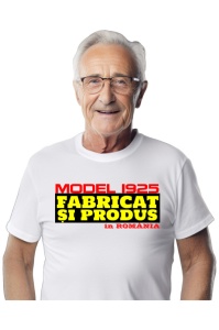 Tricou Barbat Personalizat cu anul nasterii 1925 imbracat de un barbat care a primit cadou tricoul personalizat
