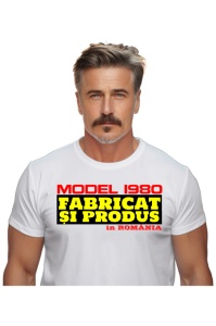 Tricou Barbat Personalizat cu anul nasterii 1980 imbracat de un barbat care a primit cadou tricoul personalizat