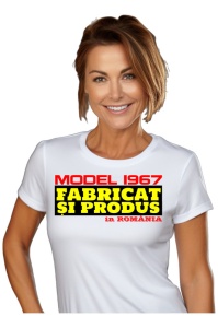 Tricou cadou dama personalizat cu anul nasterii 1967 purtat de o femeie care este bucurasa de tricoul primit cadou