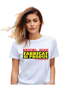 Tricou cadou dama personalizat cu anul nasterii 2001 purtat de o femeie care este bucurasa de tricoul primit cadou