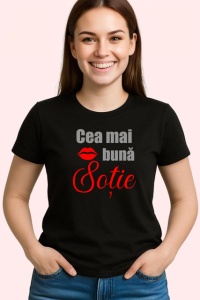 Tricou Cea Mai Buna Sotie Buze Rosii V2, din bumbac 100%, tricou negru Dama | Barbat