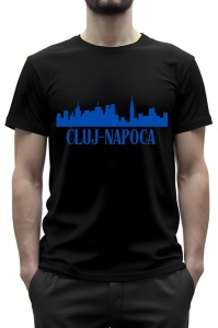 Tricou negru cu un imprimeu al siluetei orașului Cluj-Napoca în albastru, având scris numele orașului sub linia orizontului urban stilizat. Modelul poartă tricoul și are o barbă scurtă.
