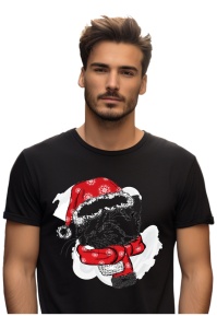 Bărbat purtând un tricou negru cu un design de Crăciun înfățișând un pisoi desenat alb-negru, purtând o căciulă de Moș Crăciun roșie cu fulgi de nea și un fular roșu decorat.