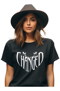 Femeie purtând un tricou negru cu textul 'CHANGED' și o pălărie cu boruri largi.