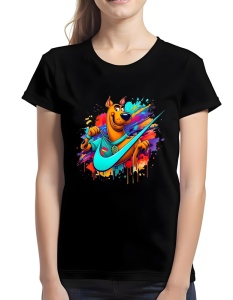 Tricou negru cu un design colorat care înfățișează un personaj asemănător cu Scooby-Doo și un logo stilizat cu sigla Nike, pe un fundal abstract multicolor.