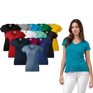 Femeie îmbrăcată într-un tricou cu guler in V de dama de culoare albastru și pantaloni deschiși la culoare, prezentand culorile disponibile cum ar fi rosu, negru, galben, gri, alb, verde