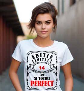 Femeie care poartă un tricou alb personalizat cu mesajul: ''14 de ani si totusi perfect''.