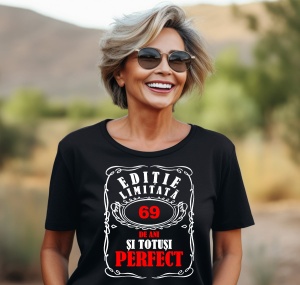 Femeie care poartă un tricou negru personalizat cu mesajul: ''69 de ani si totusi perfect'