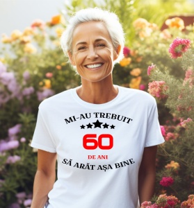Femeie care poartă un tricou alb personalizat cu mesajul: ''Mi-au trebuit 60 de ani sa arat asa bine''