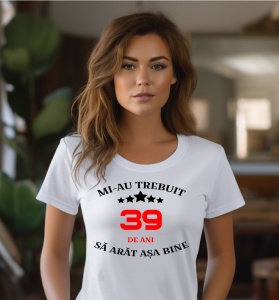 Femeie care poartă un tricou alb personalizat cu mesajul: ''Mi-au trebuit 39 de ani sa arat asa bine''