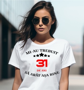 Femeie care poartă un tricou alb personalizat cu mesajul: ''Mi-au trebuit 31 de ani sa arat asa bine''