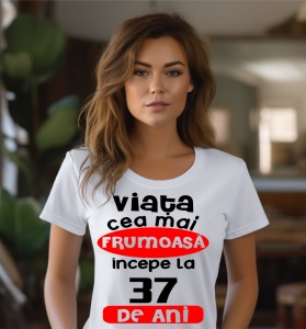 Femeie care poartă un tricou alb personalizat cu mesajul: ''Viata cea mai frumoasa incepe la 37 de ani''.