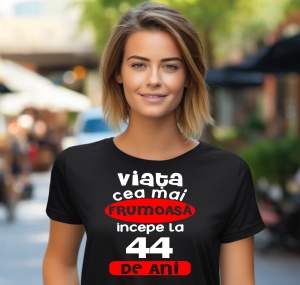 Femeie care poartă un tricou negru personalizat cu mesajul: ''Viata cea mai frumoasa incepe la 44 de ani''.