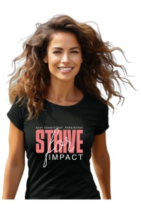 Femeie cu păr castaniu ondulat, purtând un tricou negru cu mesajul 'Stay Consistent, Persistent. Strive for Impact' scris în alb și roșu, stil modern și casual