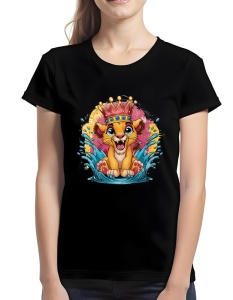 Tricou negru cu un design colorat care înfățișează un pui de leu, si anume Simba din 'Regele Leu', purtând o coroană și stând pe un fundal vibrant cu stropi de apă și culori vii.