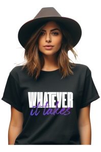 Femeie modernă purtând un tricou negru cu mesajul 'Whatever it takes' în alb și violet, asortat cu o pălărie stilată.
