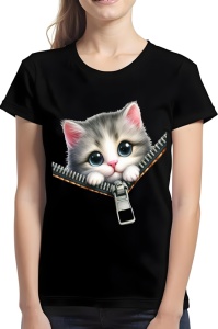 Femeie purtând un tricou negru cu un design ce ilustrează un pui de pisică gri cu alb, cu ochi mari și albaștri, apărând din spatele unui fermoar deschis.