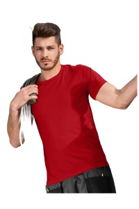 Barbat imbracat in tricou de culoare rosu