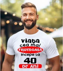 Un bărbat purtând un tricou alb cu textul ''Viața cea mai frumoasă începe la 40 de ani''.