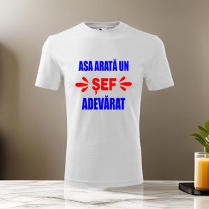 Tricou alb cu un mesaj tipografic în albastru și roșu, care spune: 'Așa arată un Șef adevărat', decorat cu simboluri decorative